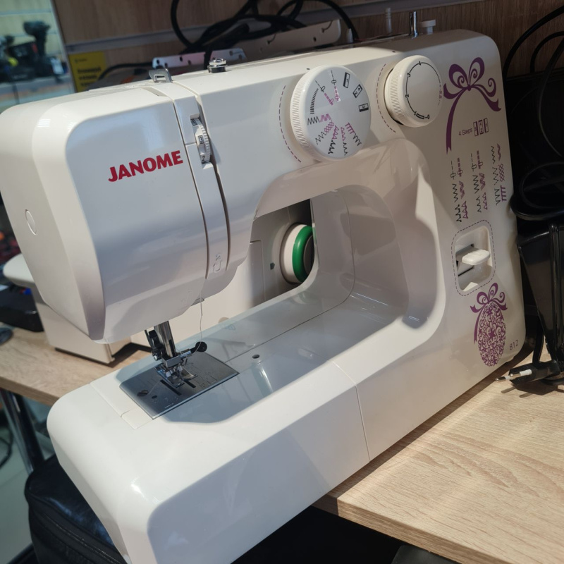 Швейная машина Janome 812