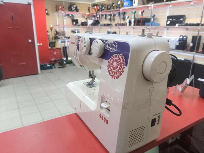 Швейная машина Janome 4400